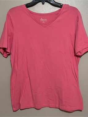 d&co. Women’s Pink V-Neck Short Sleeve Tee